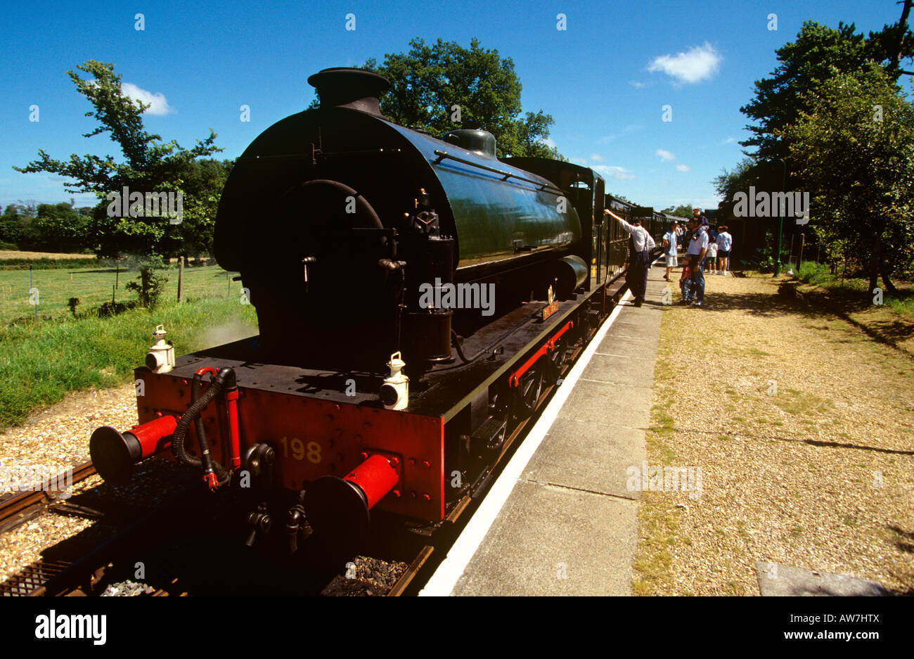 UK Angleterre Île de Wight Steam Railway train à Wooton la plate-forme Banque D'Images