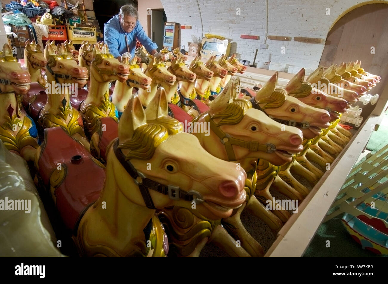 Expositions carousel horses en entreposage d'hiver ayant réparations effectuées hors de saison. Banque D'Images