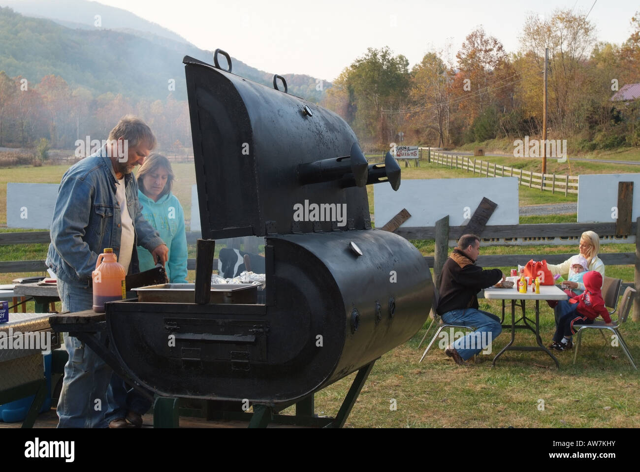 USA Sperryville gène et Eileen Barrett va vendre des repas Barbecue grill depuis leur téléphone mobile qu'ils appellent eux-mêmes Bubba s Backyard BBQ Banque D'Images