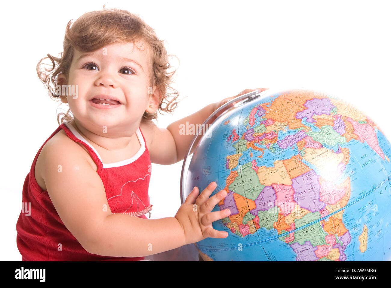 Jeune fille jouant avec un globe terrestre carte Banque D'Images