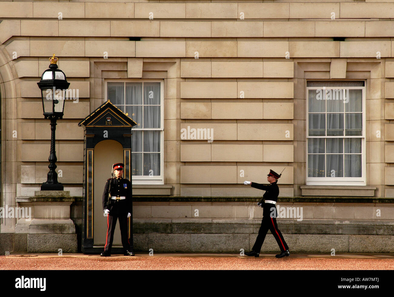Garde de cérémonie au Palais de Buckingham Londres Banque D'Images
