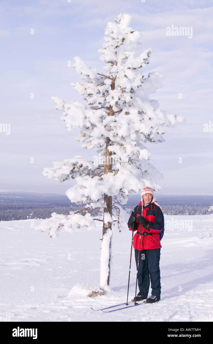 Une femme ski près de Saarisleka le nord de la Finlande Banque D'Images
