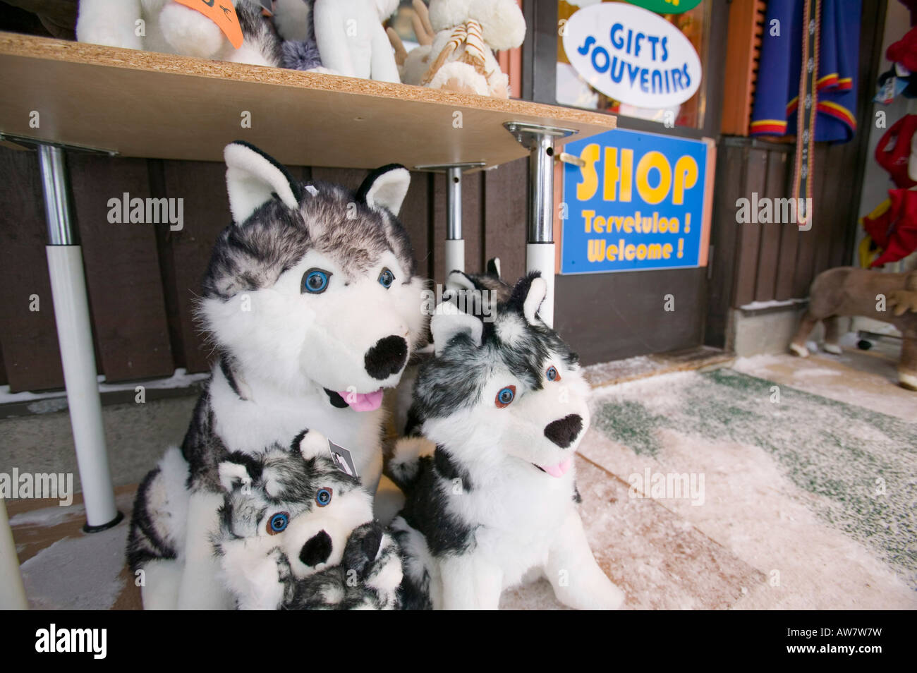Une boutique vendant des chiens husky adorable en peluche à Saariselka Finlande du Nord Banque D'Images
