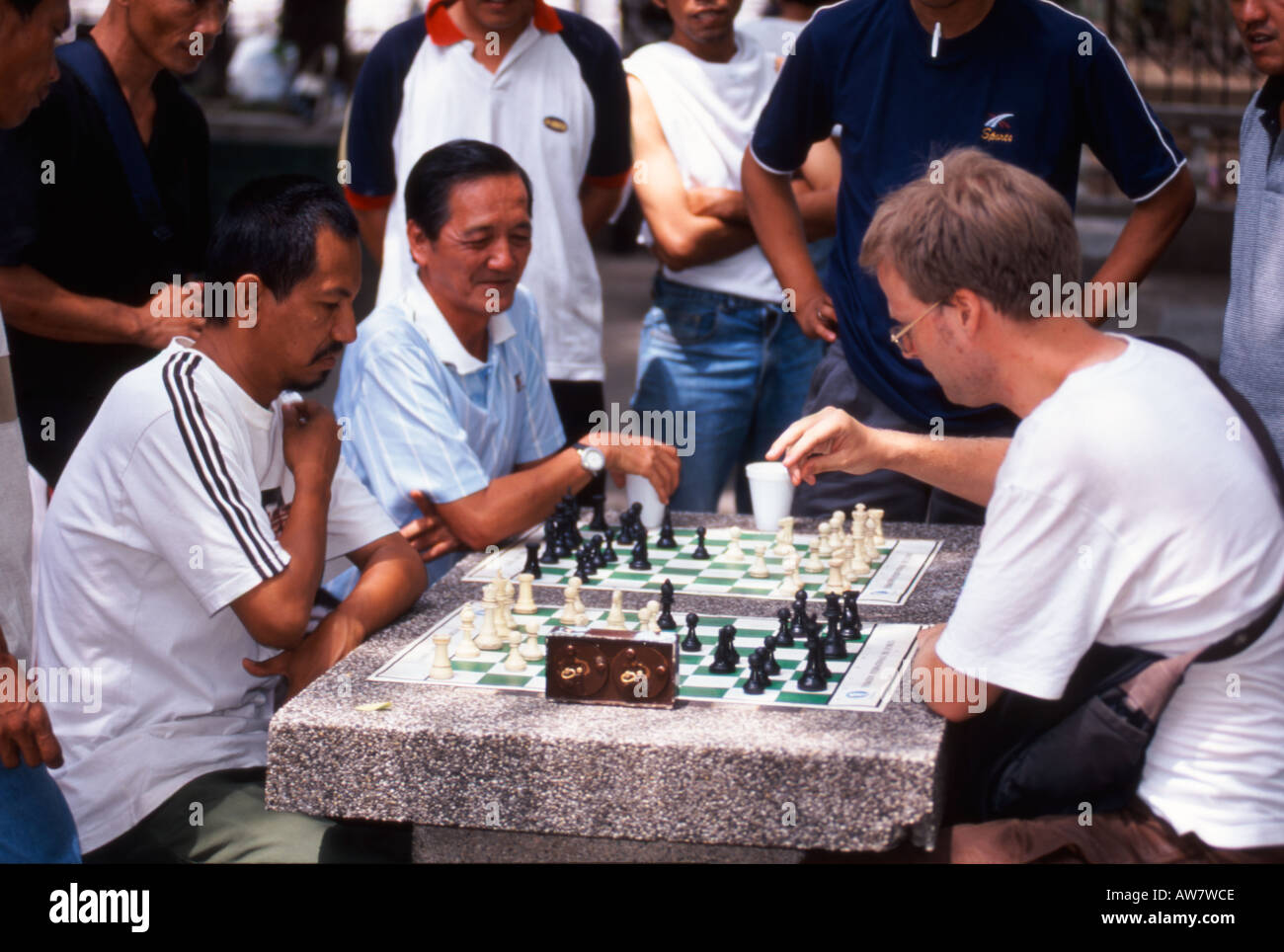 Jeu d'échecs dans un parc de Manille aux Philippines Banque D'Images