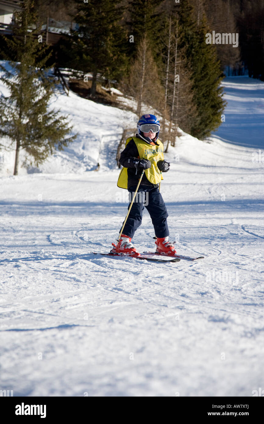 Jeune skieur piste Clotes Sauze d Oulx Piémont Italie Banque D'Images