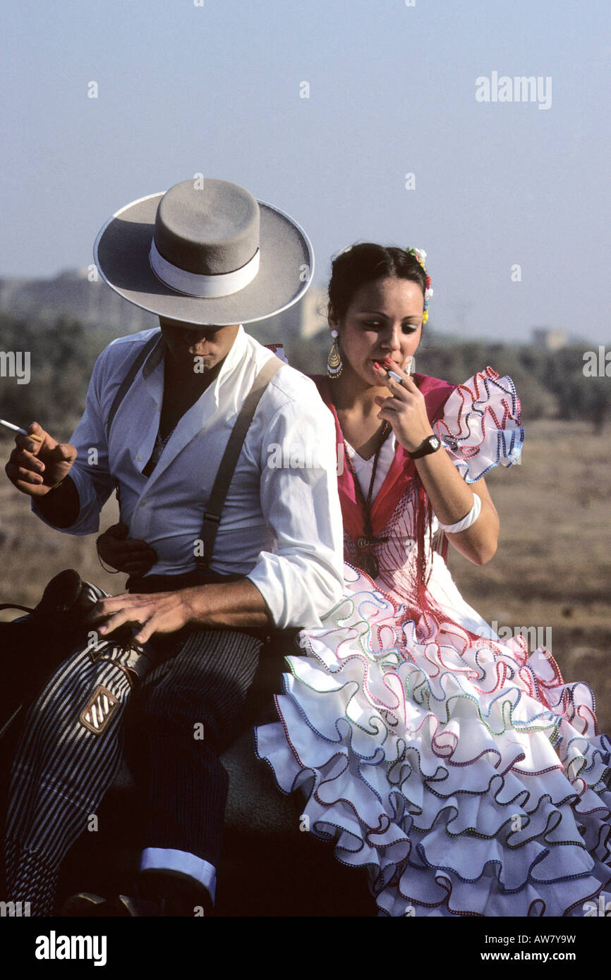 Pendant les fêtes de Pâques à Dos Hermanas près de Séville un couple prendre du temps pour une cigarette rapide Banque D'Images