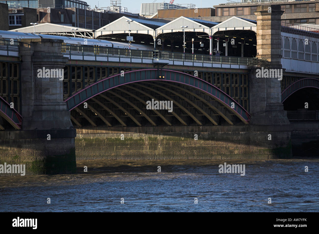 London Blackfriars Gare et pont traversant la Tamise Banque D'Images