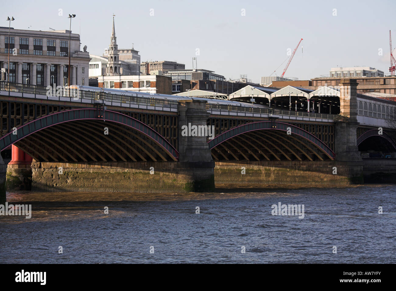 London Blackfriars Gare et pont traversant la Tamise Banque D'Images