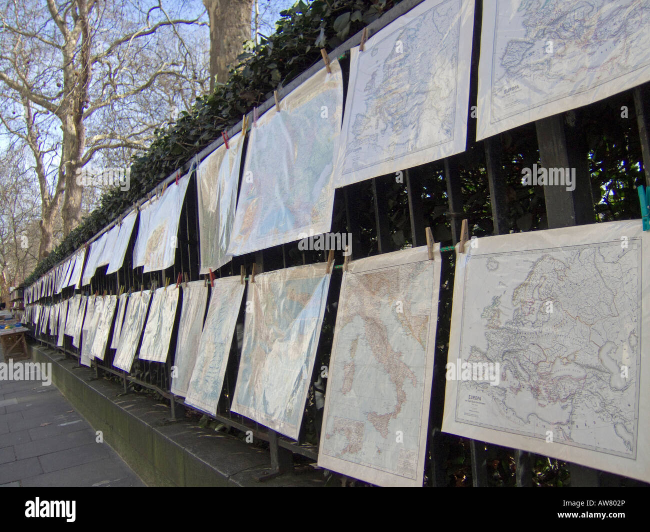 Maps et de l'art en vente sur un marché dans Piccadilly, Londres Banque D'Images