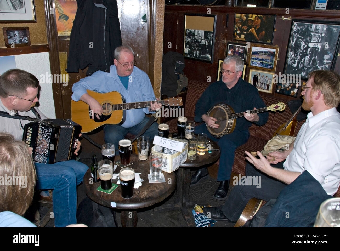 Les musiciens jouent de la musique folk irlandaise traditionnelle dans un bar de Dublin. Banque D'Images