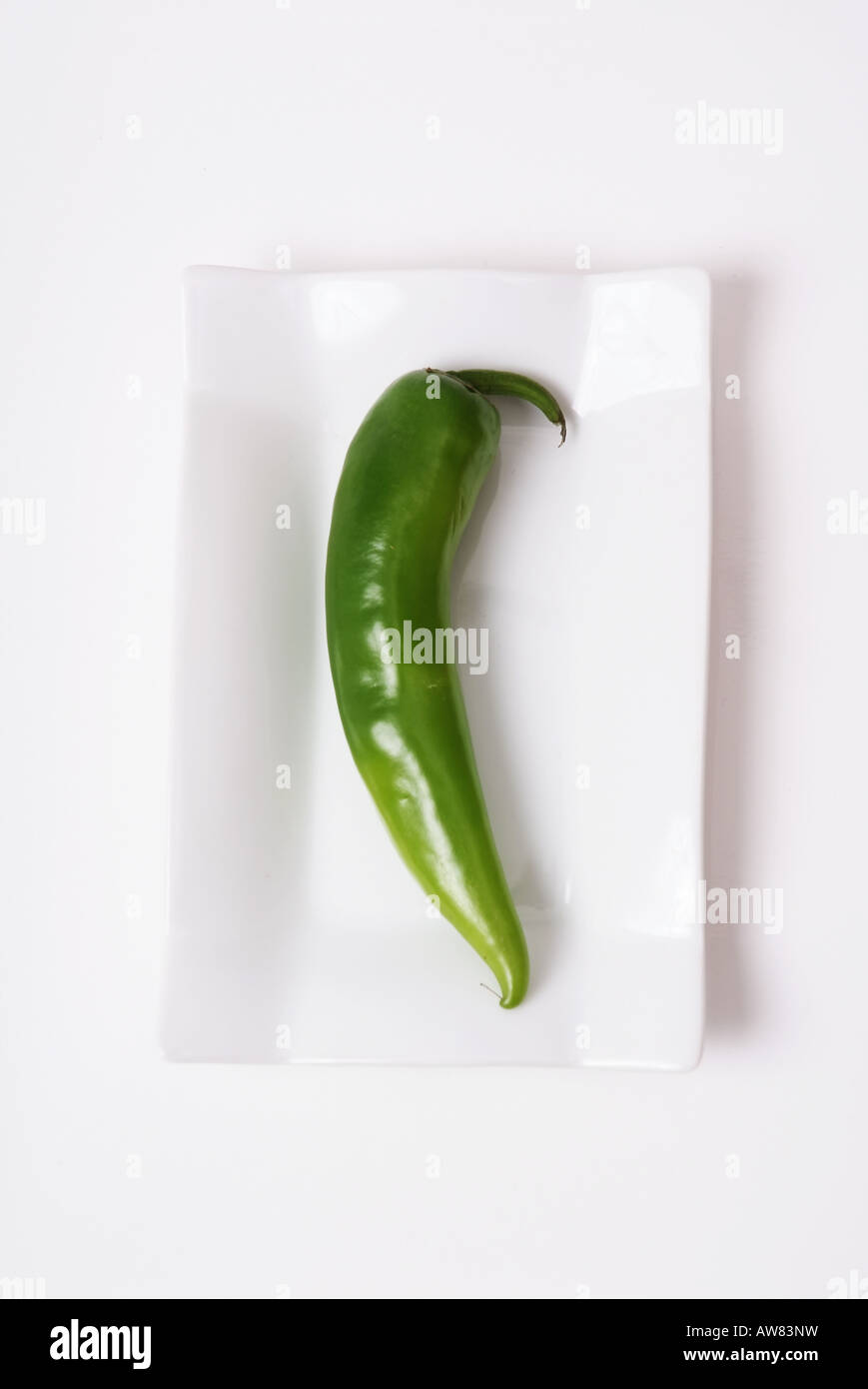 Chili épicé chaud vert sur une assiette blanche Banque D'Images