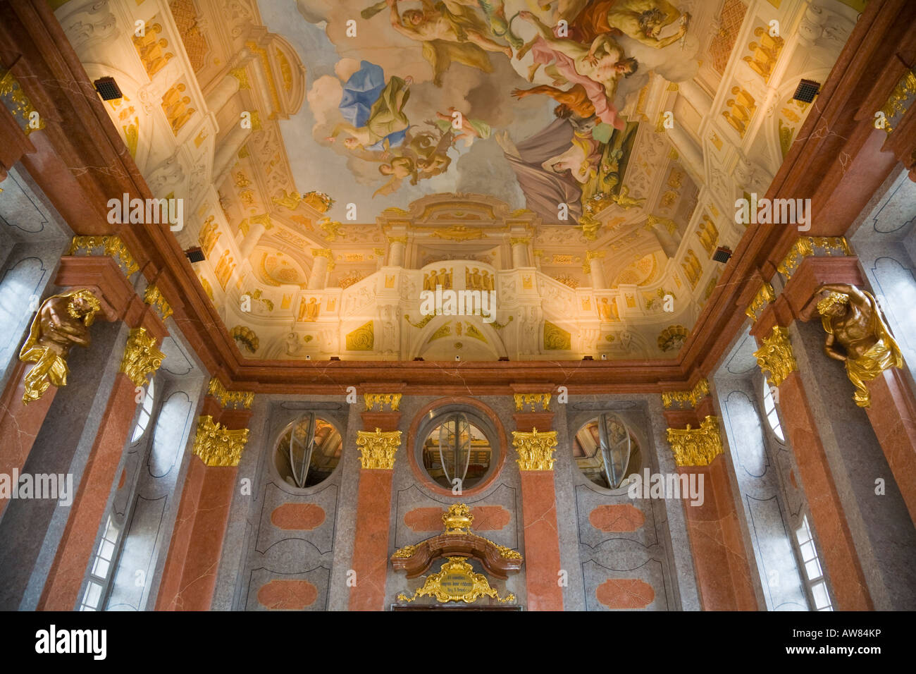 Murs et plafond de la salle de marbre à l'intérieur de l'époque baroque monastère bénédictin de l'Abbaye de Melk dans la région de Wachau en Autriche Banque D'Images