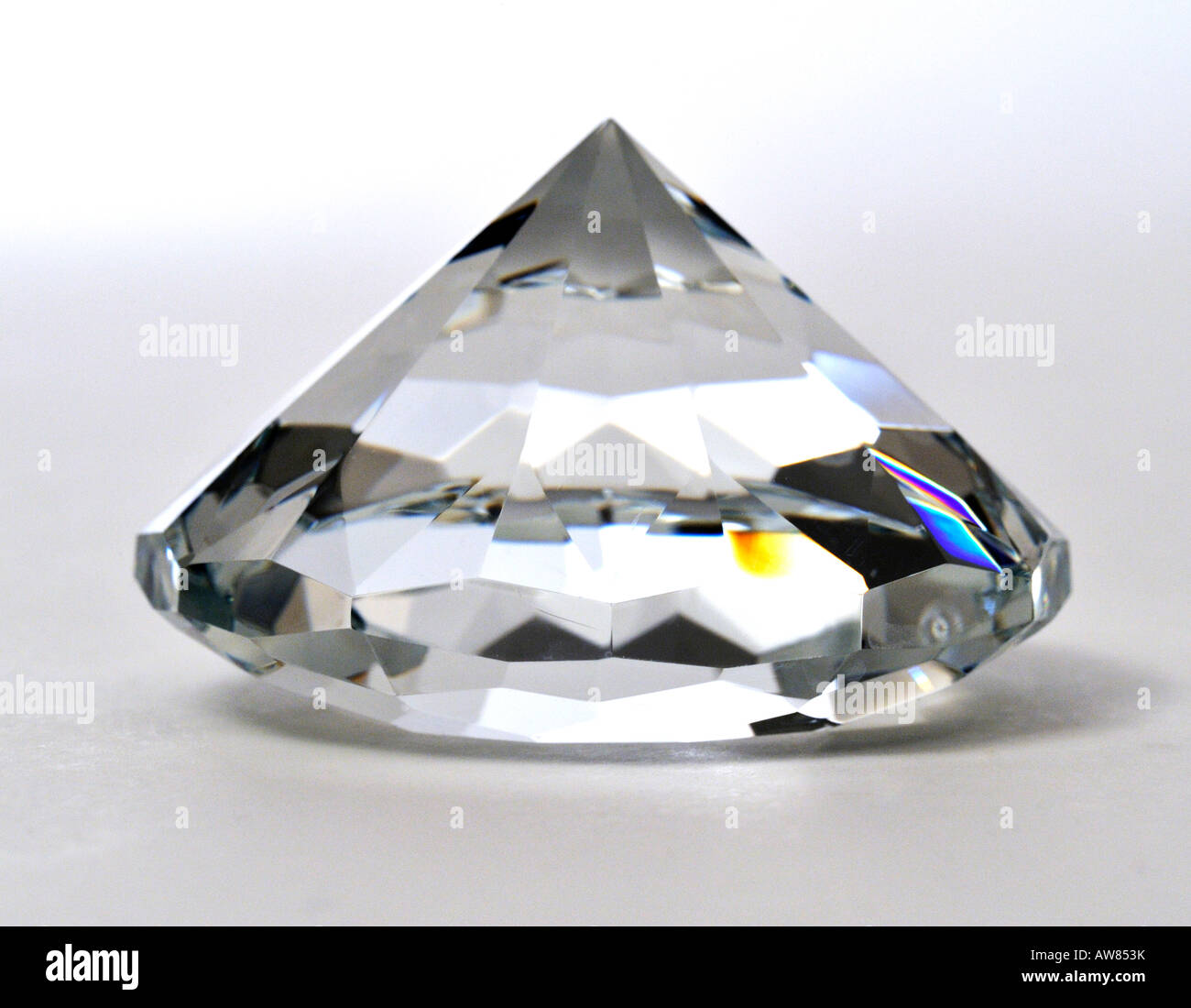 Un presse-papier en cristal verre taillé à facettes Banque D'Images