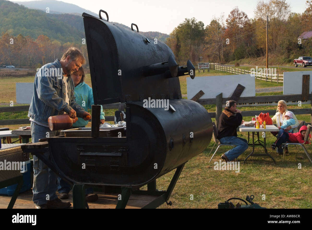 USA Sperryville gène et Eileen Barrett va vendre des repas barbecue de leur moblie grill se font appeler Bubba s Backyard BBQ Banque D'Images
