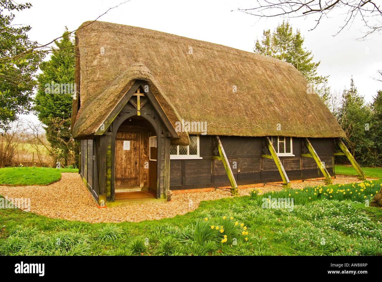 Le bois de chaume et Eglise St Mary the Virgin et St Nicholas à Sandy Lane près de Chippenham ^Wilts Angleterre UK UE Banque D'Images