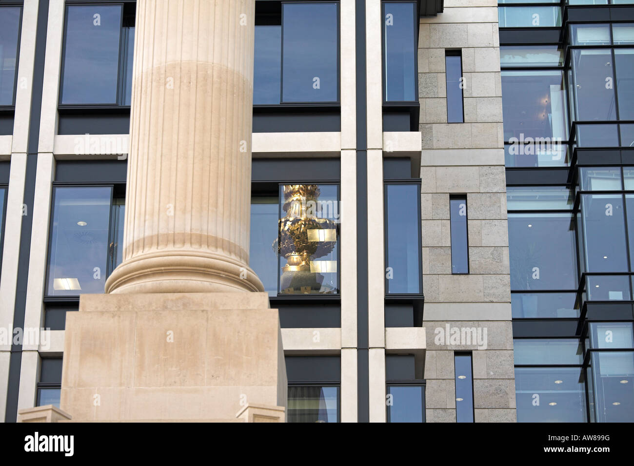 Paternoster Square de colonne dans la fenêtre immeuble de bureaux modernes Banque D'Images