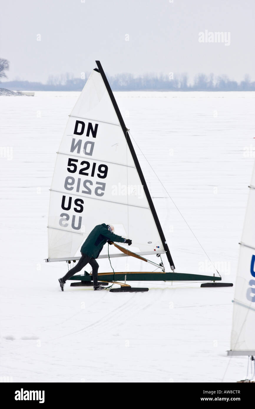 Navigation sur glace sur le lac Érié gelé à Toledo Ohio USA sport d'hiver américain coureur de sports actifs avec photos de bateau de glace au-dessus du haut vertical haute résolution Banque D'Images