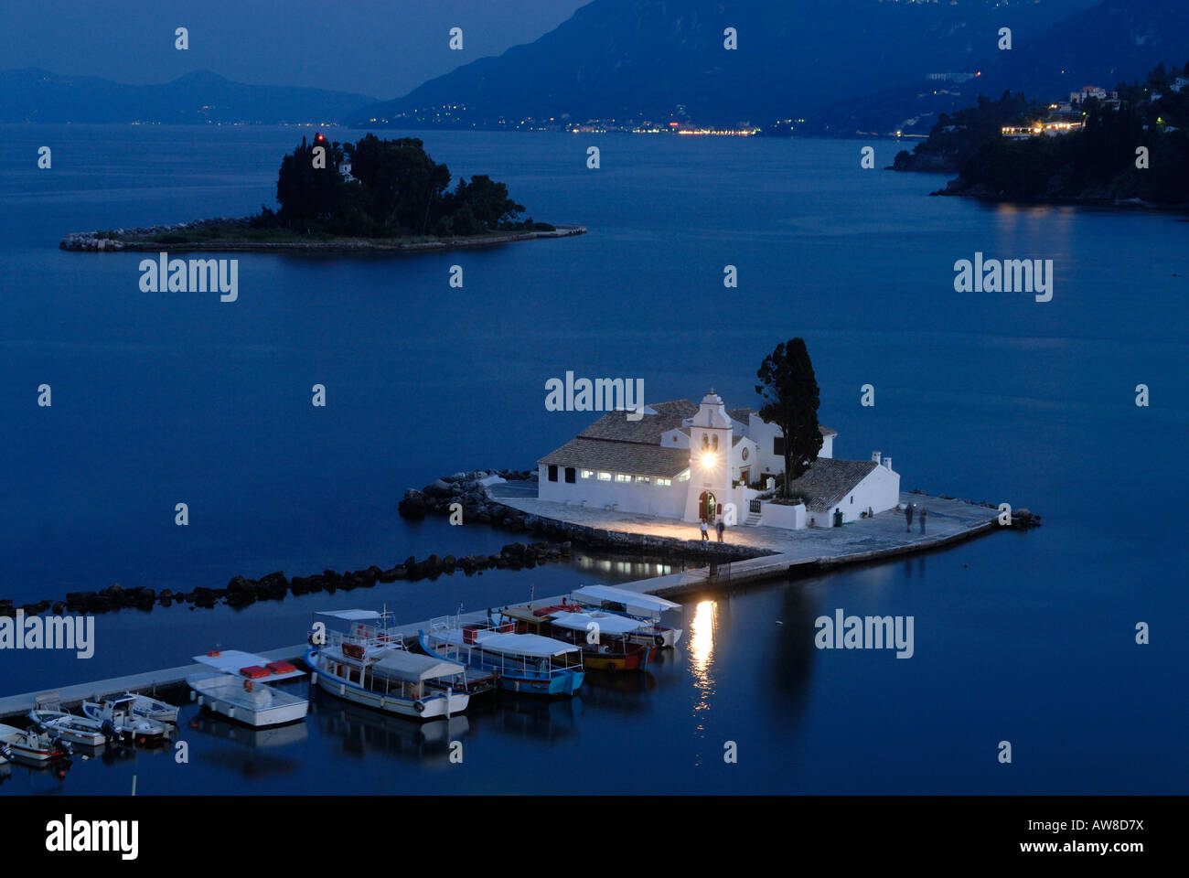 Monastère de Vlachernes et de Pontikonisi îlot dans la soirée vu de Kanoni, île de Corfou, Grèce Banque D'Images