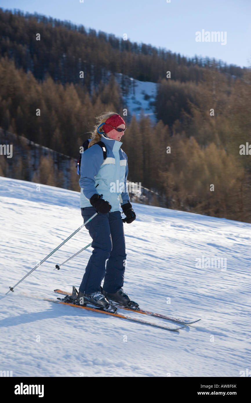 Skieur hors piste femelle Clotes Sauze d Oulx Piémont Italie Banque D'Images