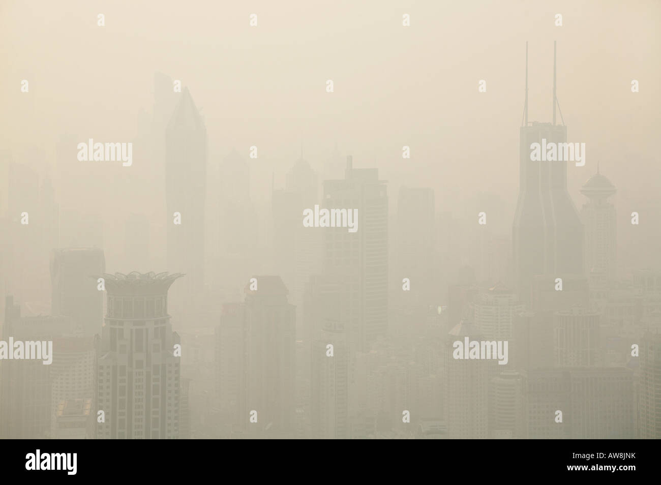 Ciel voilé la pollution par le smog couvrant Puxi District Shanghai en République populaire de Chine RÉPUBLIQUE POPULAIRE DE CHINE Banque D'Images