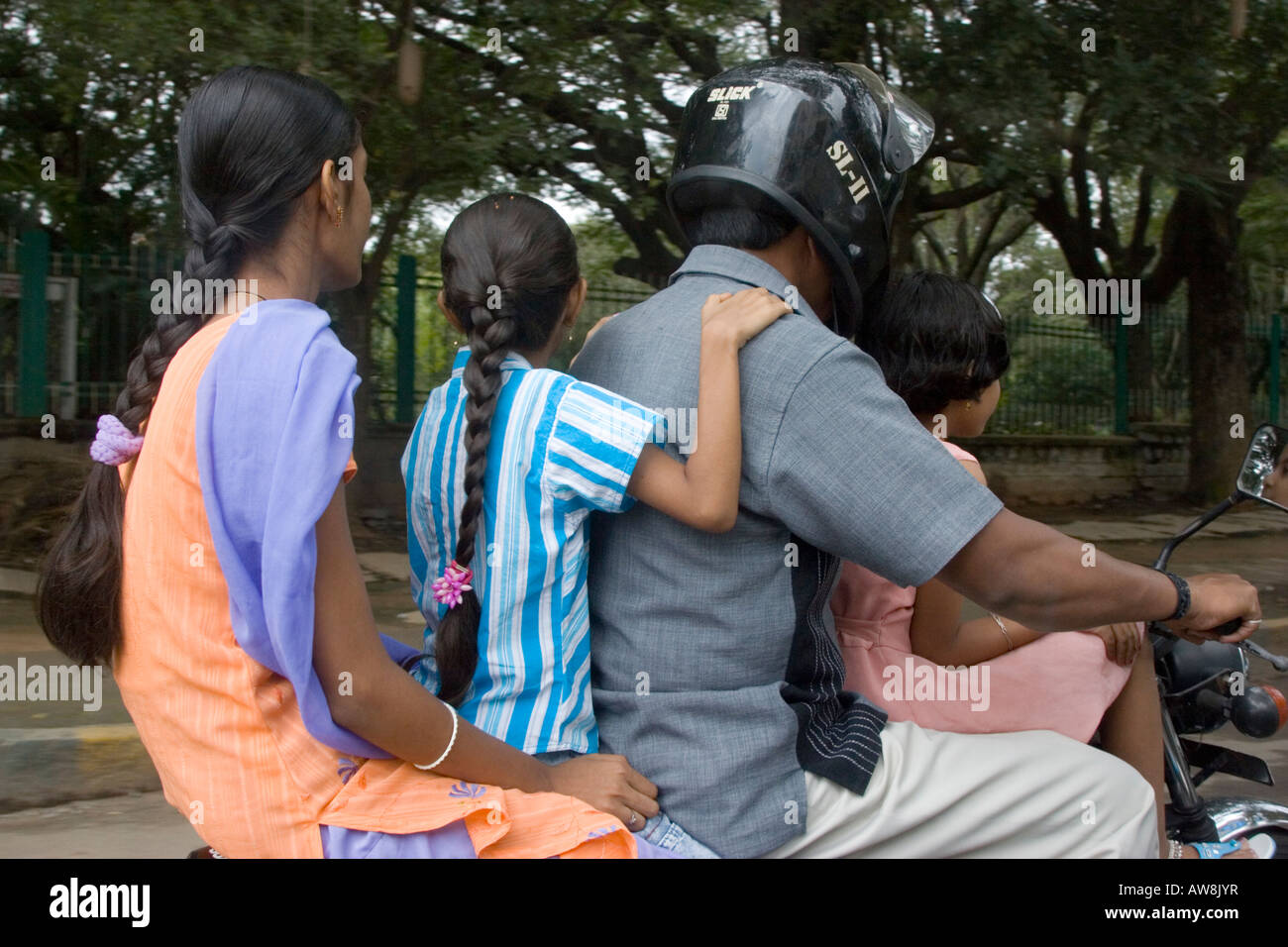 Toute la famille peut monter sur un seul cyclomoteur à Bangalore, la congestion du trafic Banque D'Images