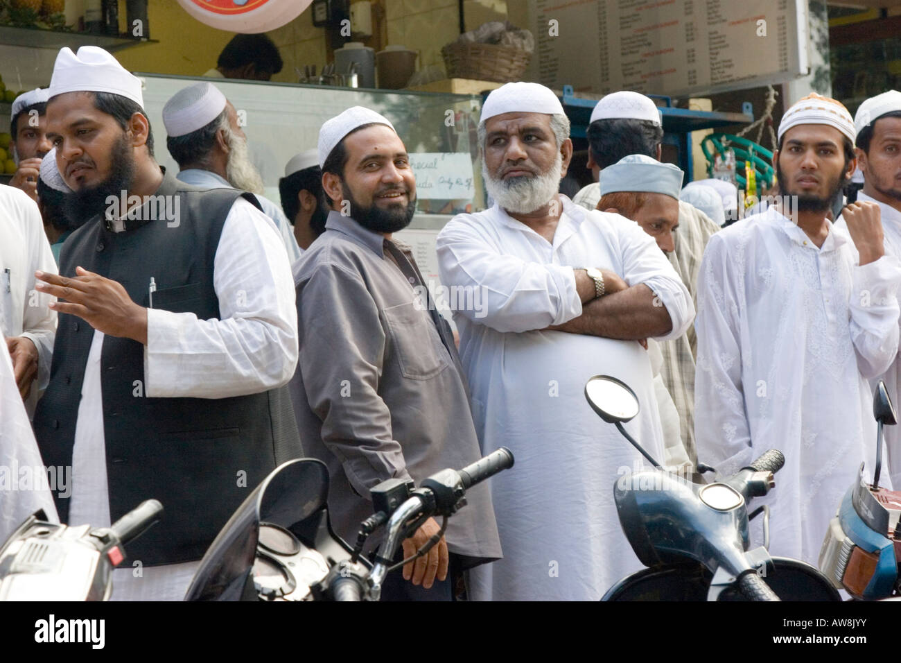 Foule de rassembler des hommes musulmans dans la rue à l'extérieur de la mosquée à Bangalore Inde Banque D'Images
