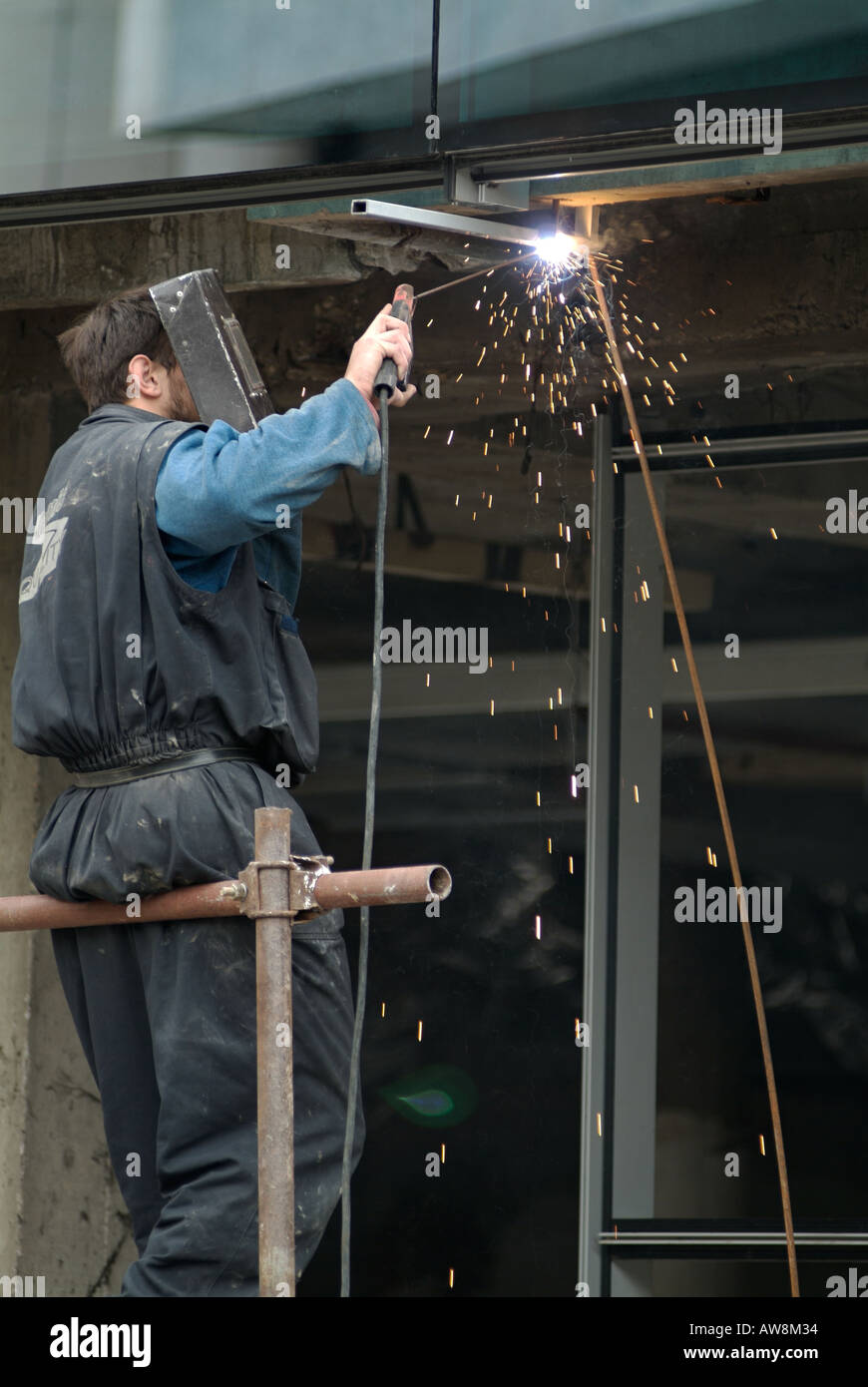 Soudeur travaillant sur un chantier de construction Banque D'Images