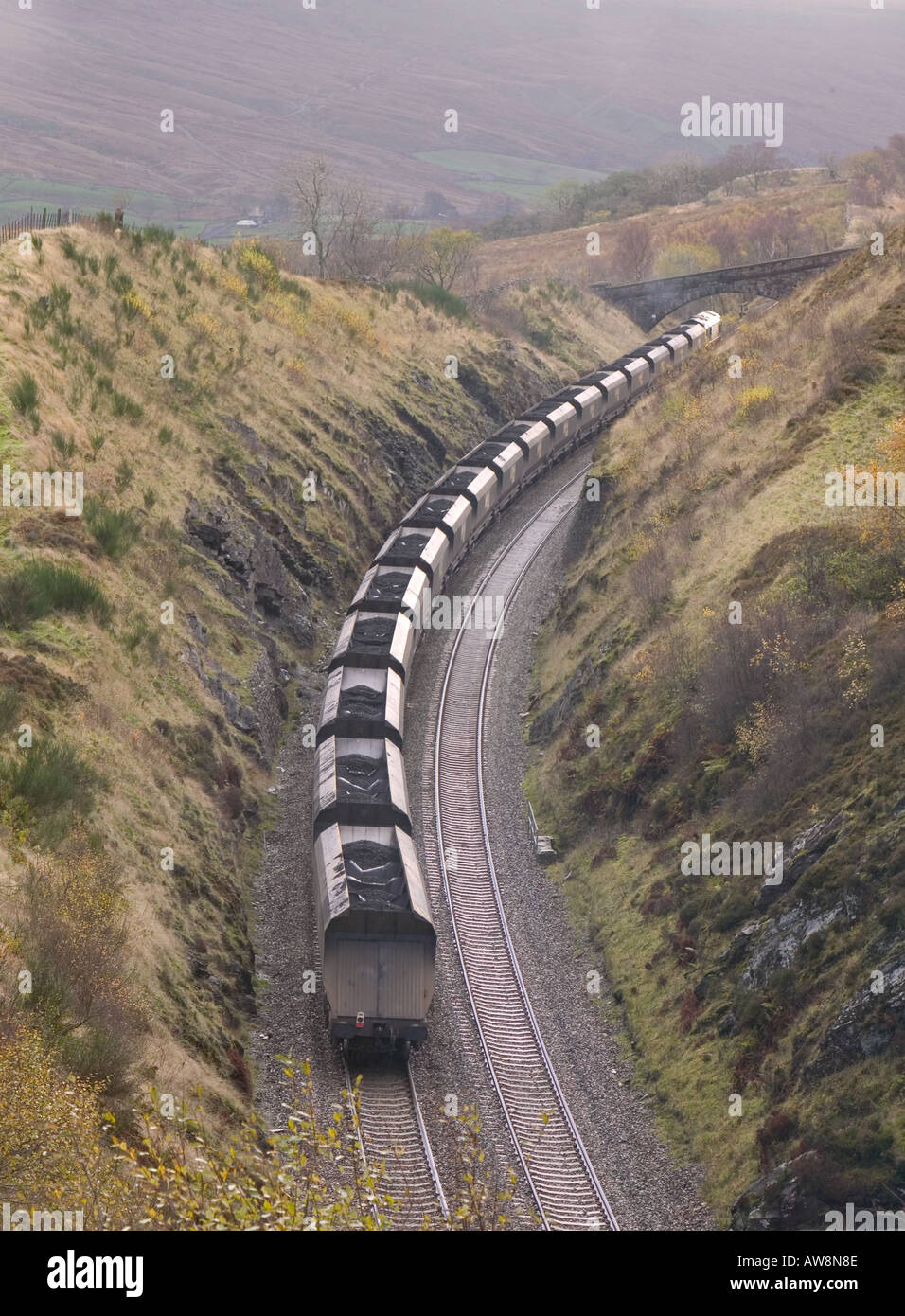 Un train de charbon quitte un tunnel sur la ligne de chemin de fer de Carlisle s'installer près de Kirkby Stephen, Cumbria Banque D'Images