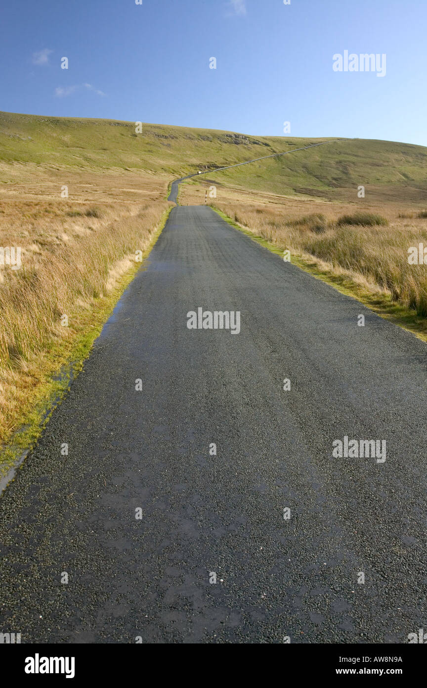 Un moorland road entre Kirkby Stephen et Keld, Cumbria, Royaume-Uni Banque D'Images