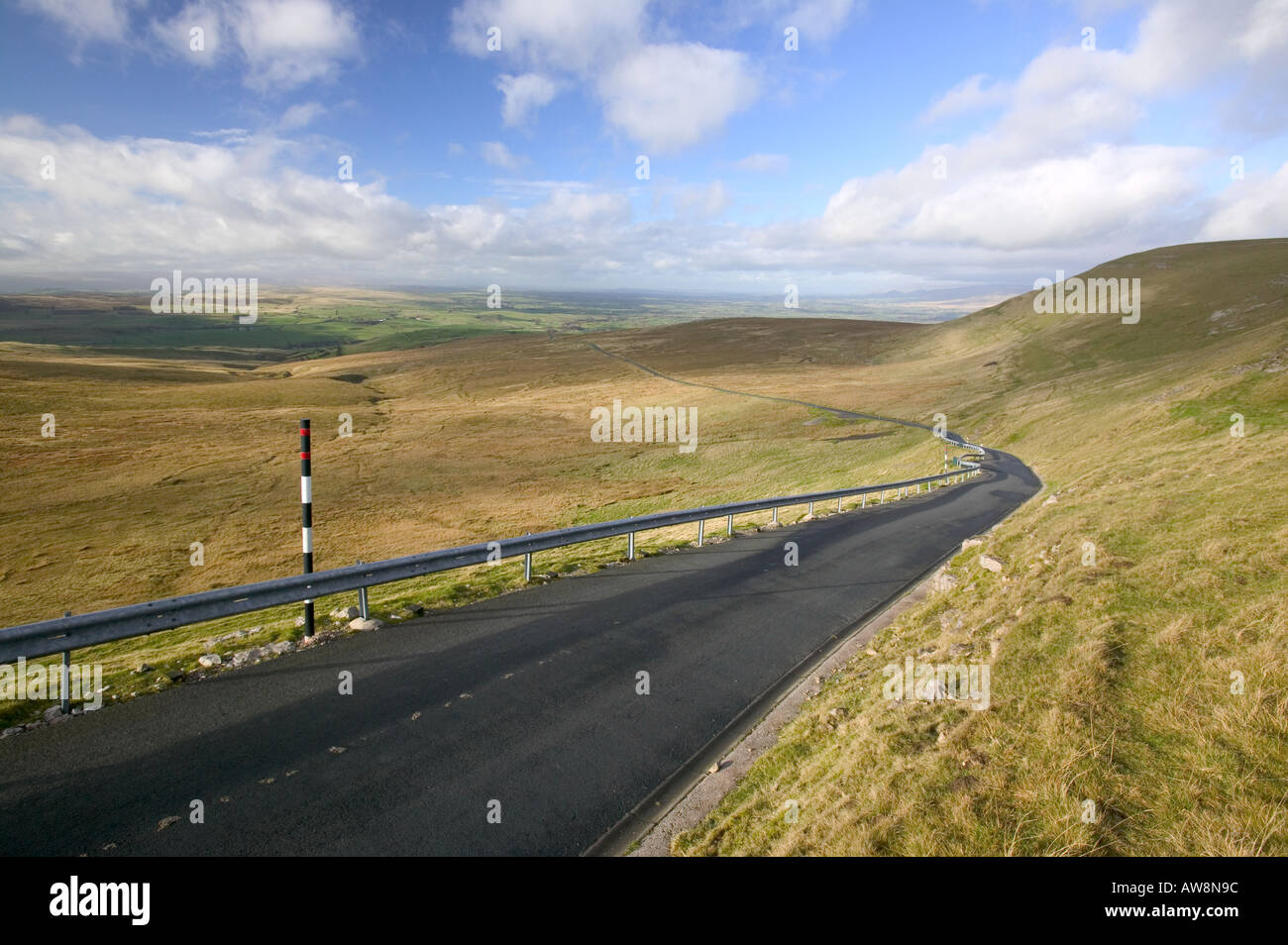 Un moorland road entre Kirkby Stephen et Keld, Cumbria, Royaume-Uni Banque D'Images