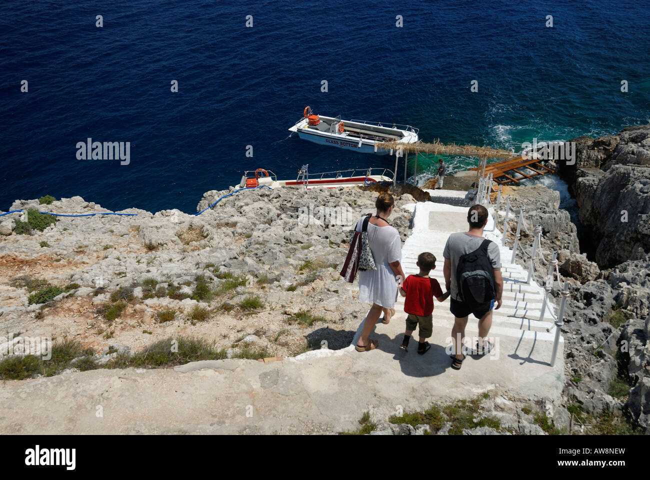 Une famille en route pour l'embarcadère de cap Skinari, Zakynthos Zante island, Grèce Banque D'Images
