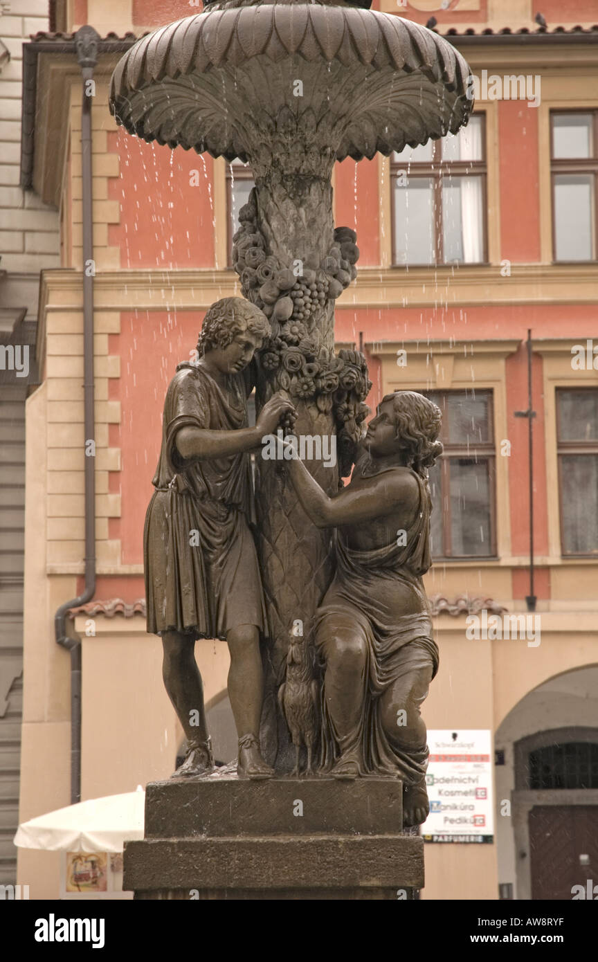 Fontaine à la place Uhelny trh dans Stare Mesto la vieille ville de Prague, la capitale de l'UE en République Tchèque Banque D'Images