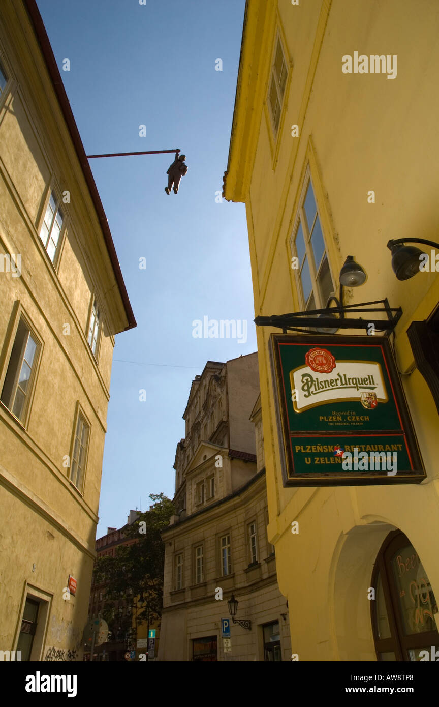 Sortir la sculpture de David Cerny dans Stare Mesto la vieille ville de Prague, la capitale de l'UE en République Tchèque Banque D'Images