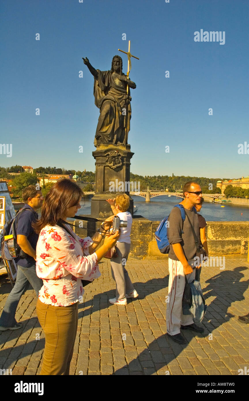 Les gens sur pont Charles Prague République tchèque EU Banque D'Images