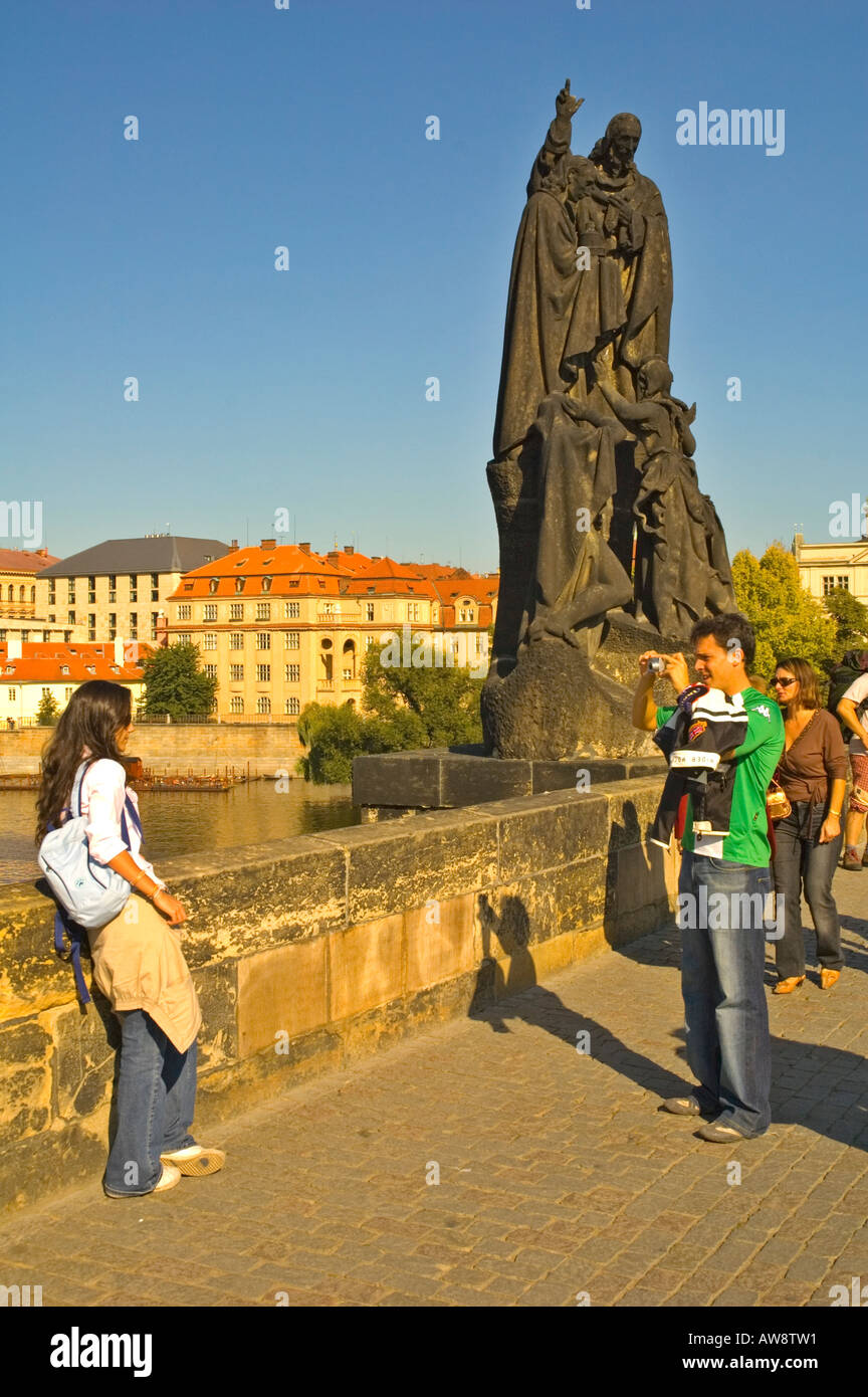 Les gens sur pont Charles Prague République tchèque EU Banque D'Images
