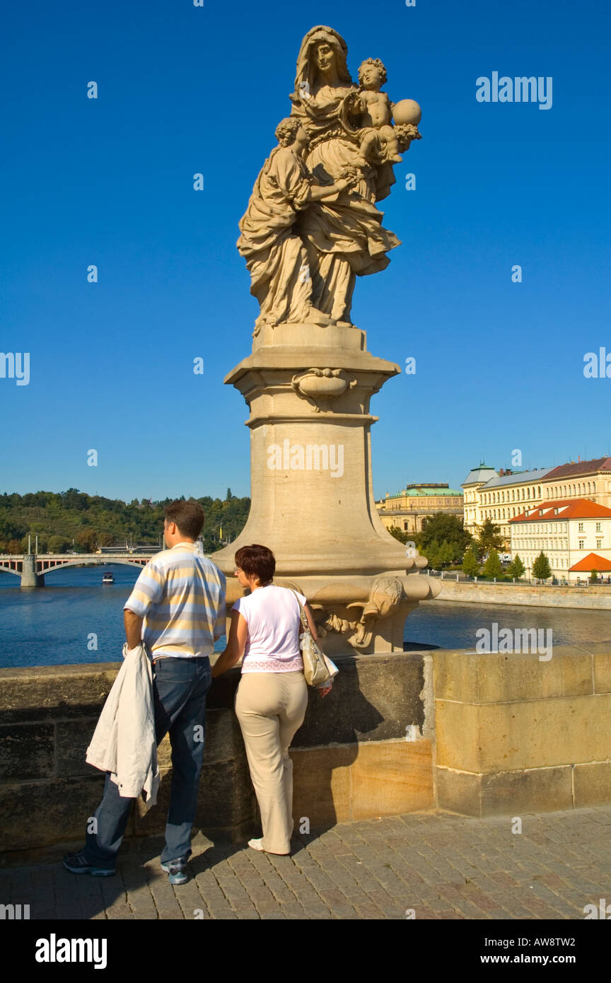 Les gens sur pont Charles Prague République tchèque EU Banque D'Images