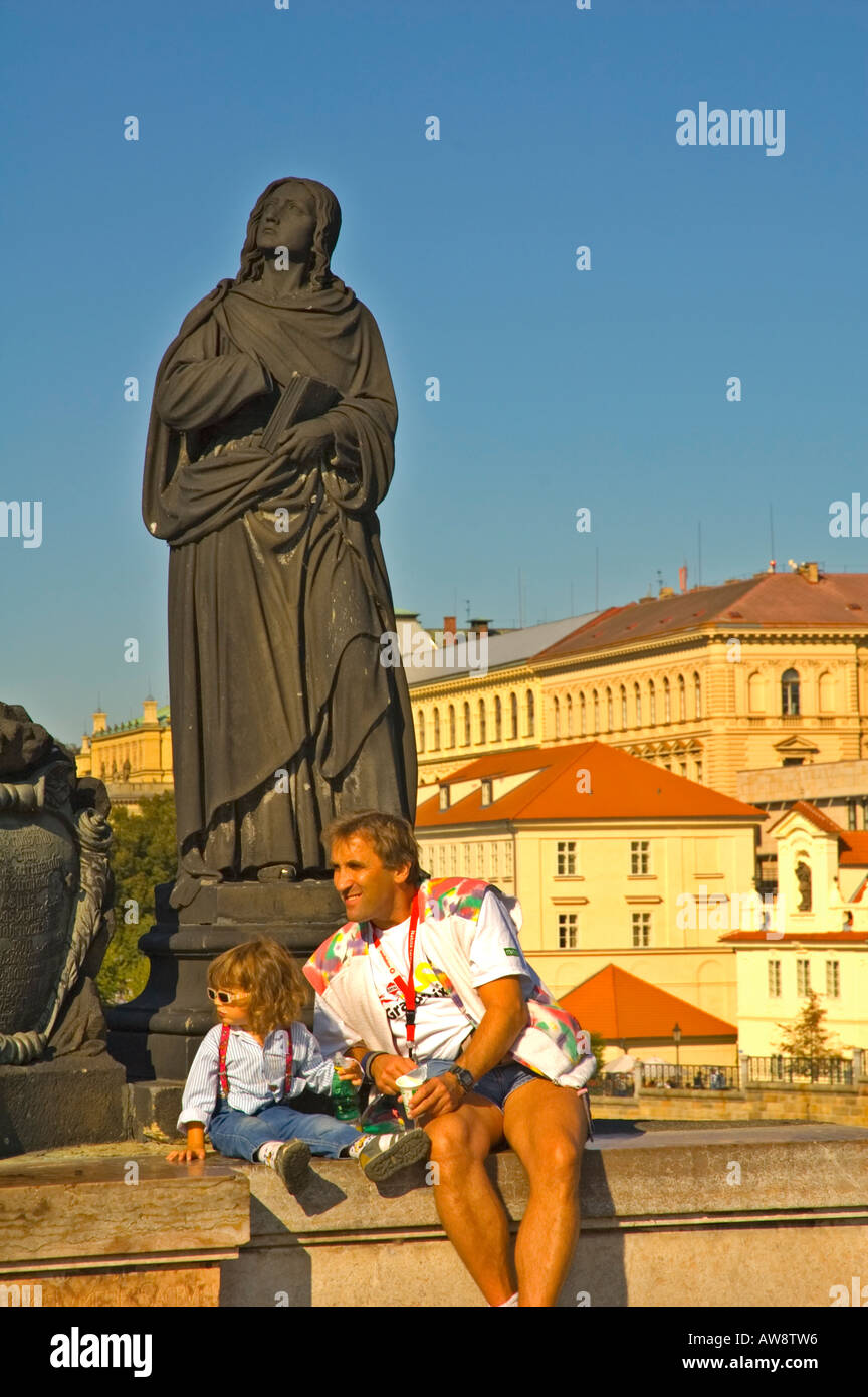 Le père et l'enfant sur le pont Charles de Prague République tchèque EU Banque D'Images