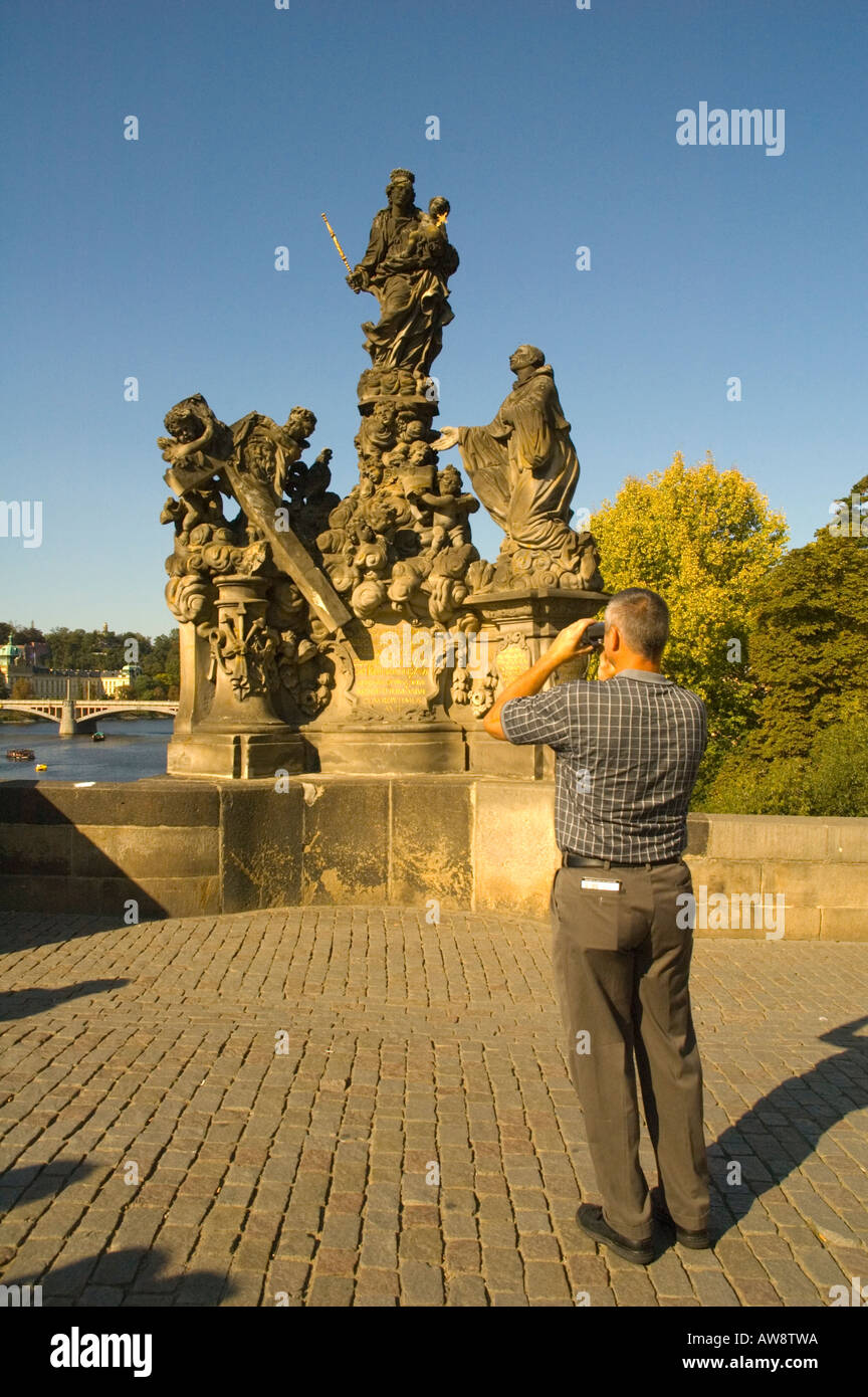 Les gens sur pont Charles Prague République tchèque EU Banque D'Images