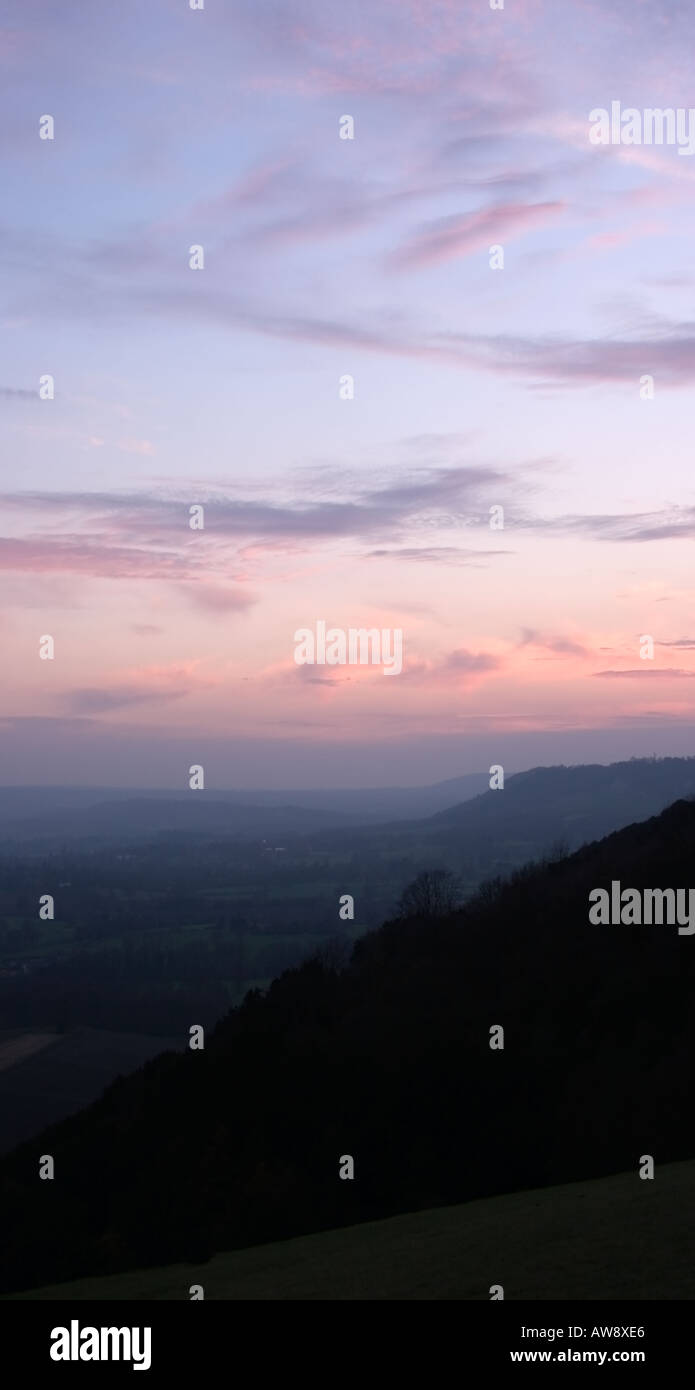 Le crépuscule tombe sur la North Downs, de Colley Hill à l'ouest. Banque D'Images