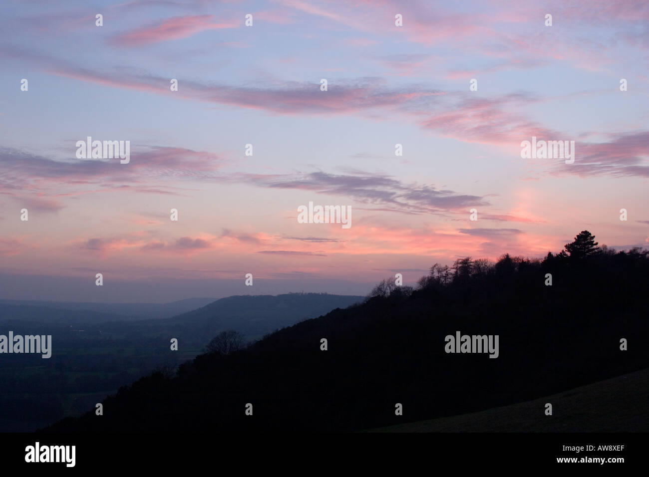 Le crépuscule tombe sur la North Downs, de Colley Hill à l'ouest. Banque D'Images