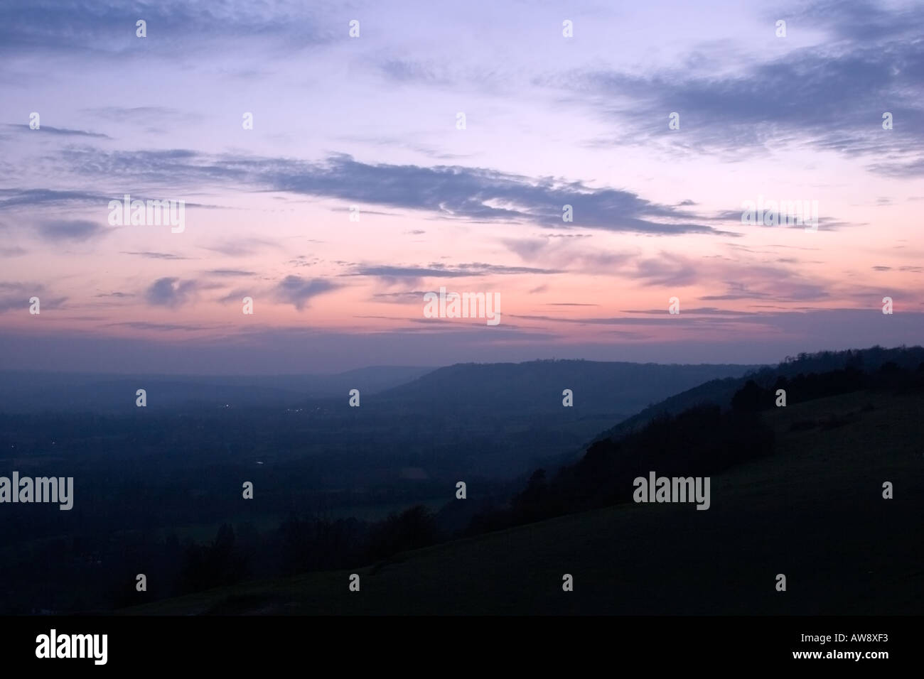 Le crépuscule tombe sur la North Downs, de Colley Hill à l'ouest. Banque D'Images