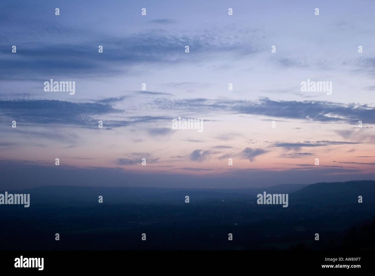 Le crépuscule tombe sur Surrey Hills & North Downs, de Colley Hill à l'ouest du sud. Banque D'Images