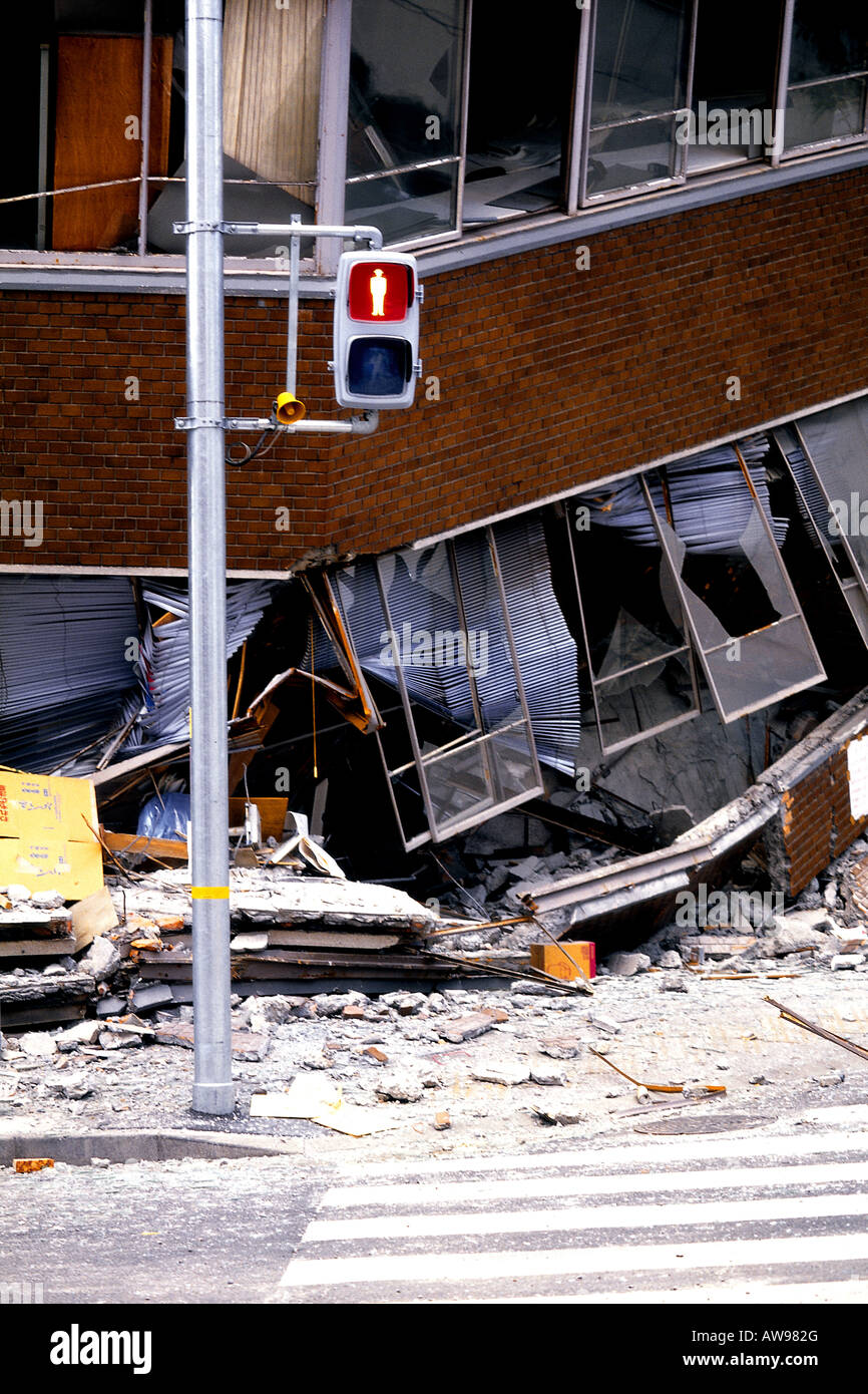 Bâtiment endommagées par le tremblement de terre, avec toujours à l'extérieur de la lumière de passage, à la suite de la 1995 Kobe, Japon séisme. Banque D'Images