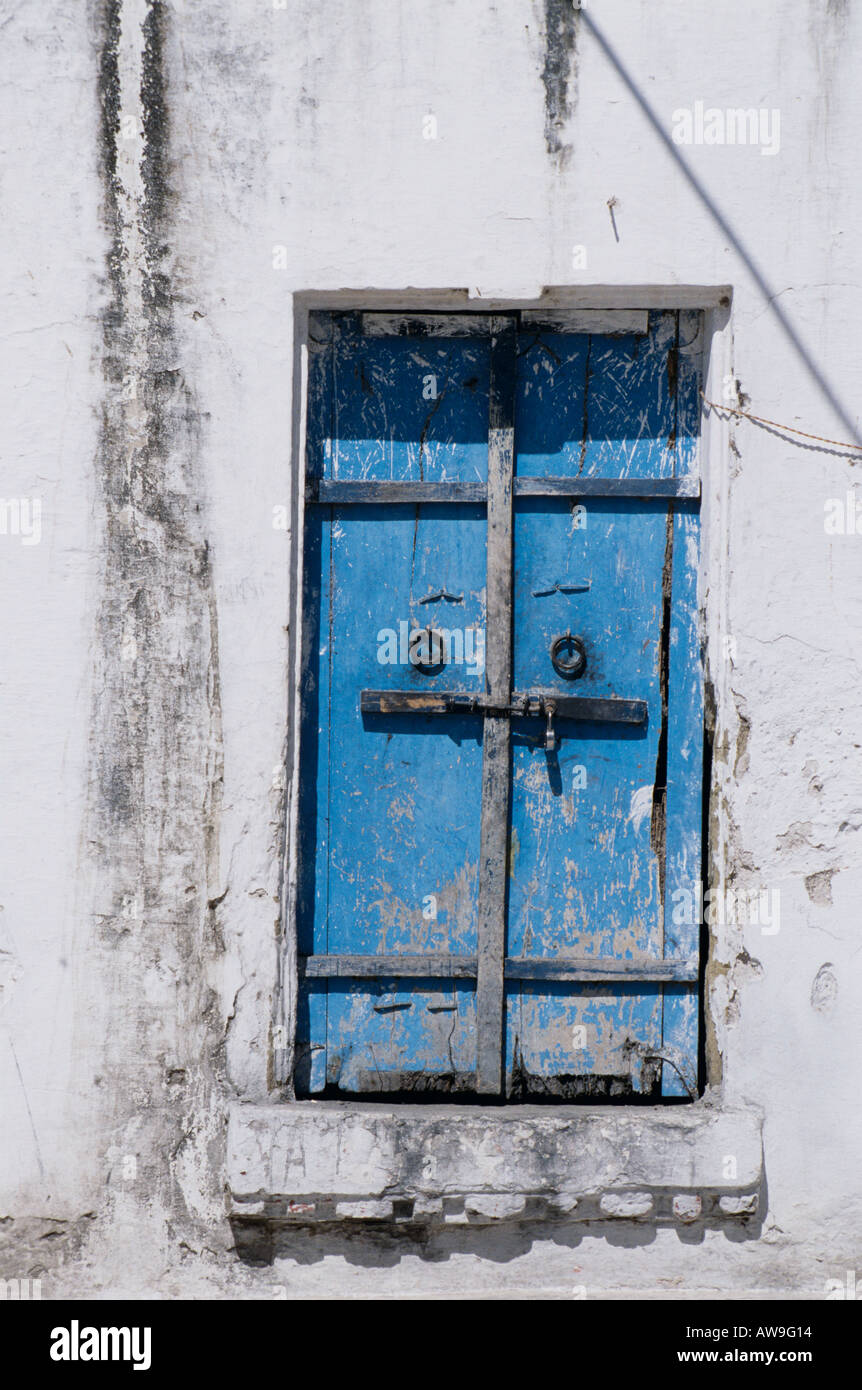 La fenêtre aux volets bleus, Udaipur, Rajasthan, Inde Banque D'Images
