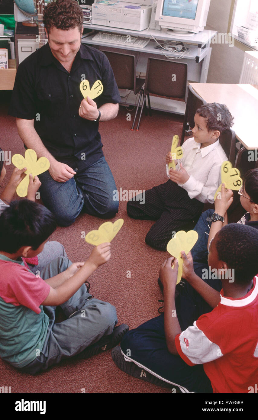 L'enseignement d'un enseignant en classe primaire classe de mathématiques avec les élèves Banque D'Images