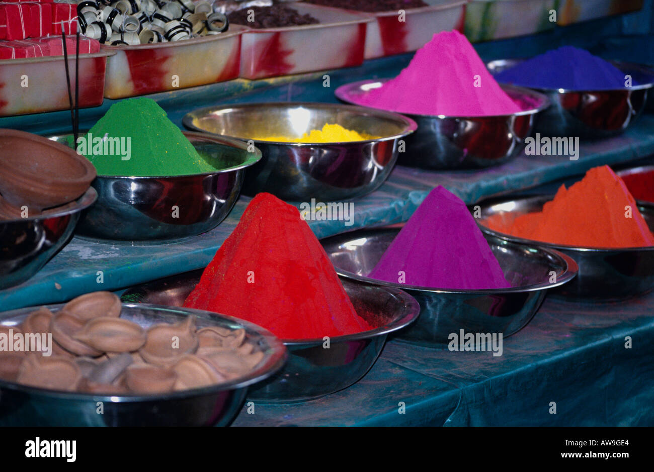 Colorants de couleur vive sur un étal au marché Devaraja, Mysore, Karnataka, Inde Banque D'Images