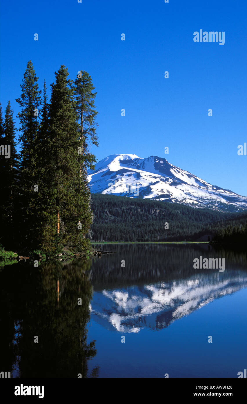 La lumière du matin sur Sœur du Sud reflète dans le lac de la Forêt Nationale de Deschutes Sparks Oregon Banque D'Images