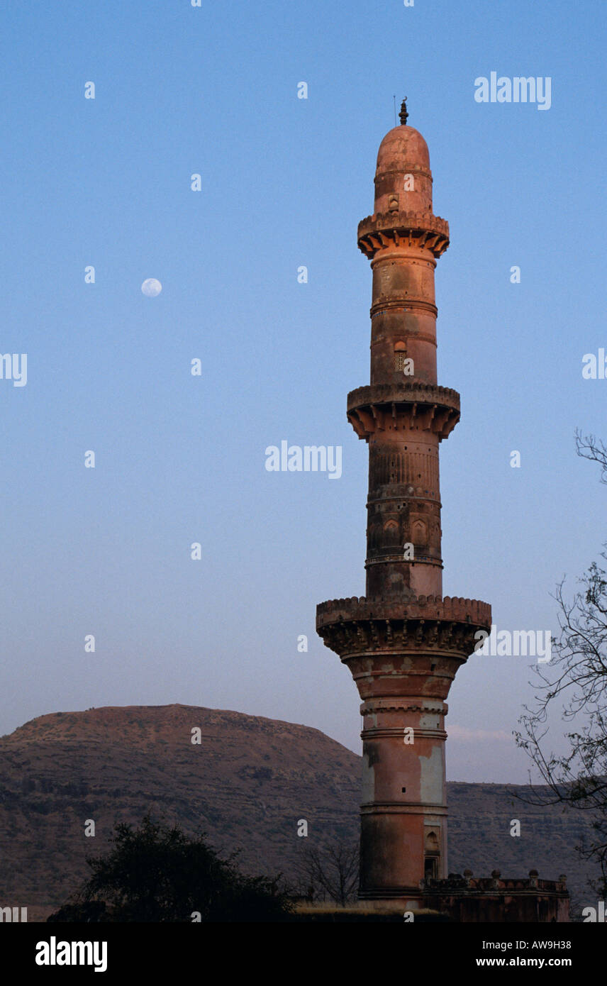 Minaret au crépuscule, Daulatabad Fort, près de Aurangabad, Maharashtra, Inde Banque D'Images
