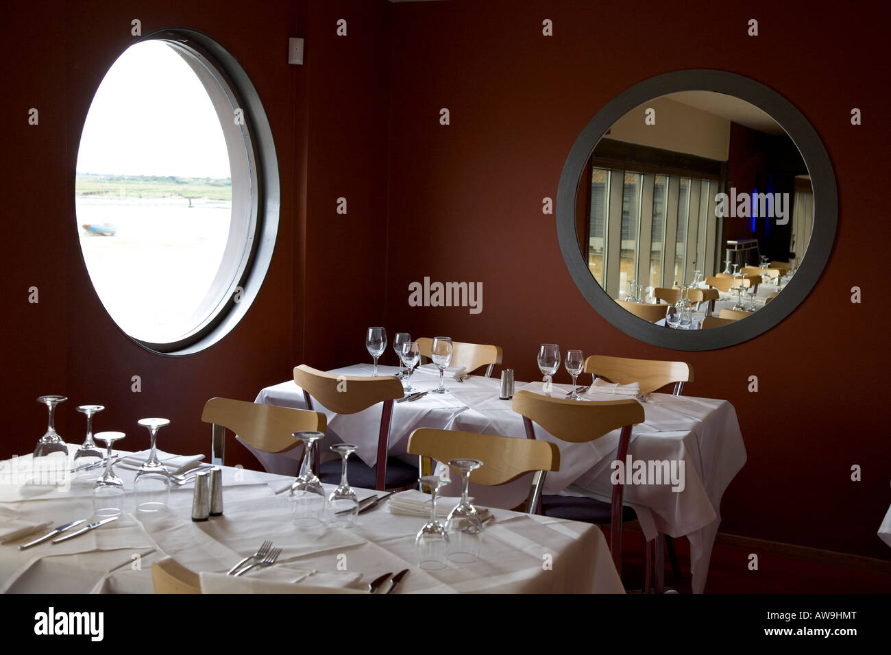 Le 'Chantier' restaurant haut de gamme avec vue sur le front de mer de l'estuaire de la Tamise, Lee Leigh on Sea, Essex, Angleterre, juillet 2007 Banque D'Images