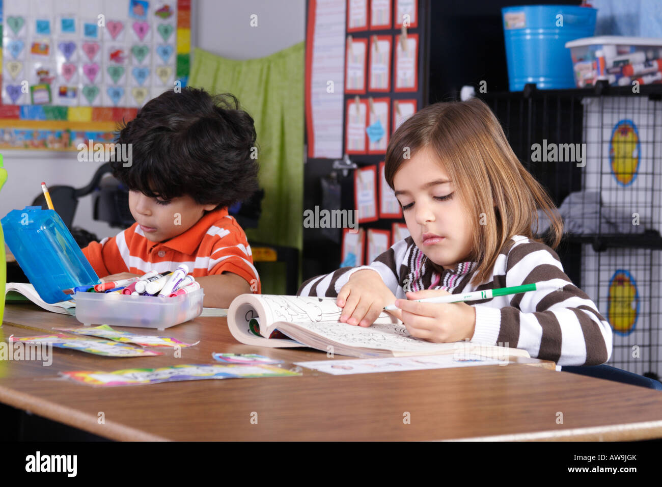 Photographie de deux jeunes enfants dans la classe de dessin et de coloriage Banque D'Images